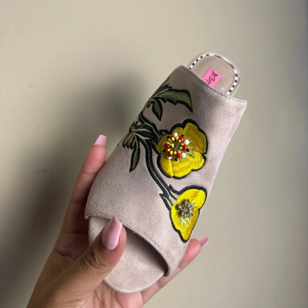 Betsey Johnson Yellow Floral Embroidered Mules Size 9ā - Picture 13 of 15